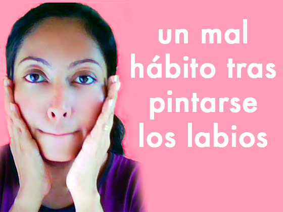 Un mal hábito tras pintarse los labios